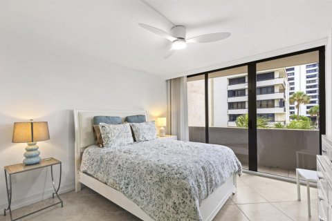 Condo in Riviera Beach, Florida, 2 bedrooms № 2245677 - photo 18