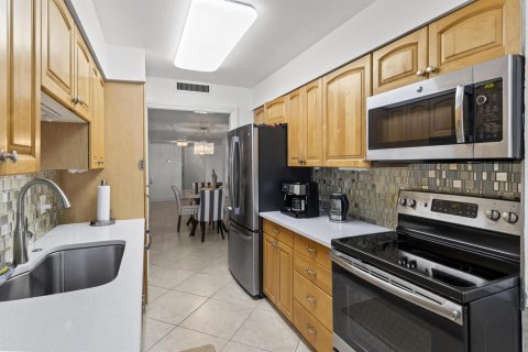 Condo in Riviera Beach, Florida, 2 bedrooms № 2245677 - photo 23