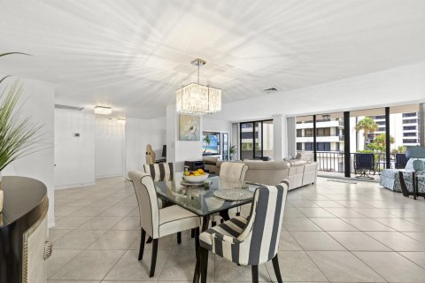 Condo in Riviera Beach, Florida, 2 bedrooms № 2245677 - photo 25