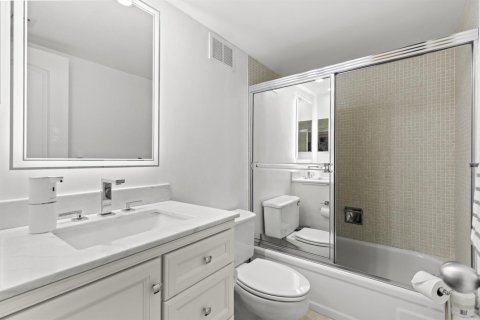 Condo in Riviera Beach, Florida, 2 bedrooms № 2245677 - photo 14