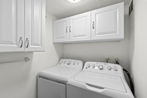 Condo in Riviera Beach, Florida, 2 bedrooms № 2245677 - photo 27
