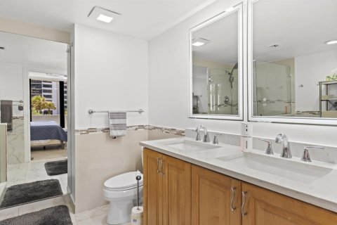 Condo in Riviera Beach, Florida, 2 bedrooms № 2245677 - photo 13