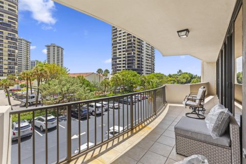 Condo in Riviera Beach, Florida, 2 bedrooms № 2245677 - photo 30