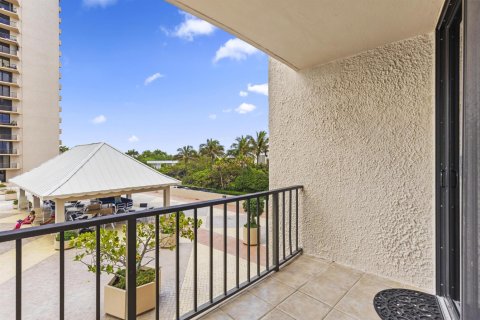 Condo in Riviera Beach, Florida, 2 bedrooms № 2245677 - photo 20