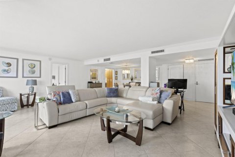 Condo in Riviera Beach, Florida, 2 bedrooms № 2245677 - photo 12