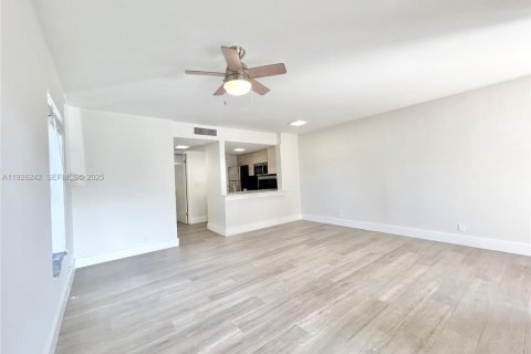 Condominio en alquiler en Boca Raton, Florida, 42.08 m2 № 1984544 - foto 3