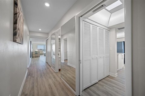 Condo in Saint Pete Beach, Florida, 2 bedrooms  № 2215357 - photo 9