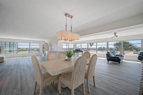 Condo in Saint Pete Beach, Florida, 2 bedrooms  № 2215357 - photo 18