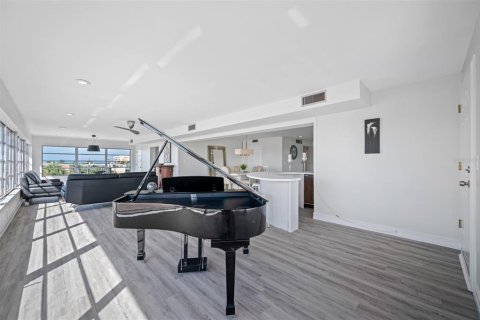 Condo in Saint Pete Beach, Florida, 2 bedrooms  № 2215357 - photo 13