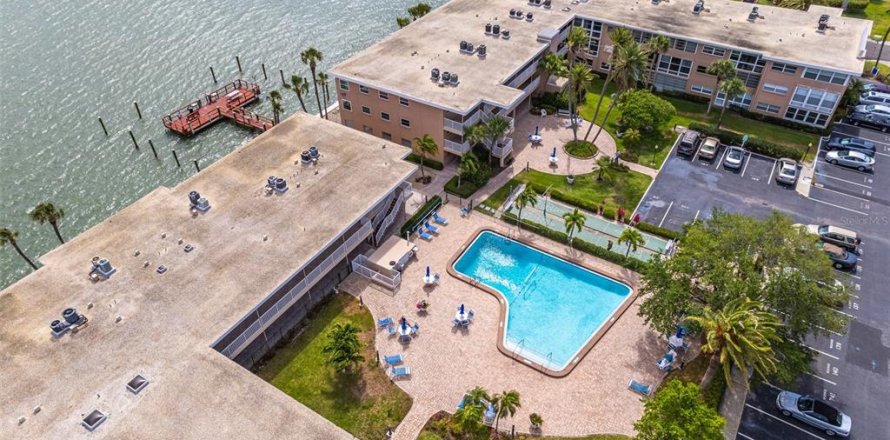 Condo in Saint Pete Beach, Florida, 2 bedrooms  № 2215357