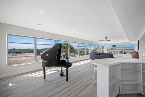 Condo in Saint Pete Beach, Florida, 2 bedrooms  № 2215357 - photo 14