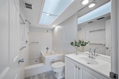 Condo in Saint Pete Beach, Florida, 2 bedrooms  № 2215357 - photo 29
