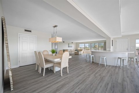Condo in Saint Pete Beach, Florida, 2 bedrooms  № 2215357 - photo 17