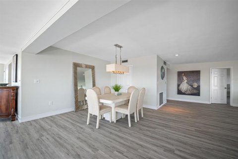 Condo in Saint Pete Beach, Florida, 2 bedrooms  № 2215357 - photo 16