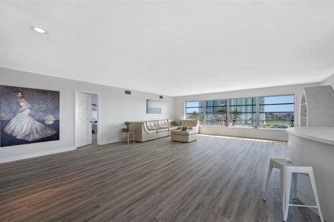 Condo in Saint Pete Beach, Florida, 2 bedrooms  № 2215357 - photo 22