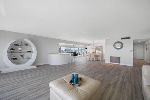 Condo in Saint Pete Beach, Florida, 2 bedrooms  № 2215357 - photo 21