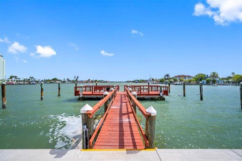 Condo in Saint Pete Beach, Florida, 2 bedrooms  № 2215357 - photo 3