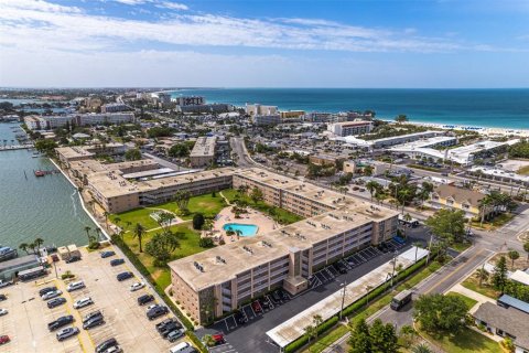 Condo in Saint Pete Beach, Florida, 2 bedrooms  № 2215357 - photo 2