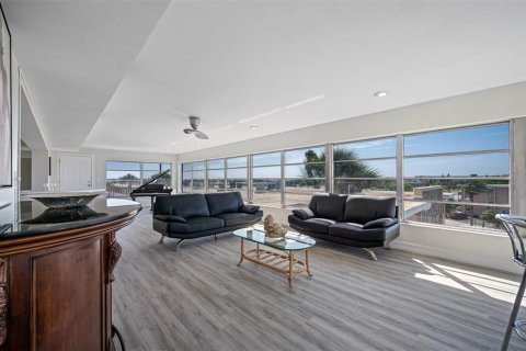 Condo in Saint Pete Beach, Florida, 2 bedrooms  № 2215357 - photo 4