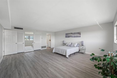 Condo in Saint Pete Beach, Florida, 2 bedrooms  № 2215357 - photo 28