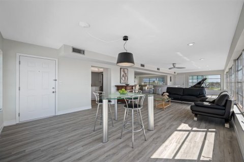 Condo in Saint Pete Beach, Florida, 2 bedrooms  № 2215357 - photo 6