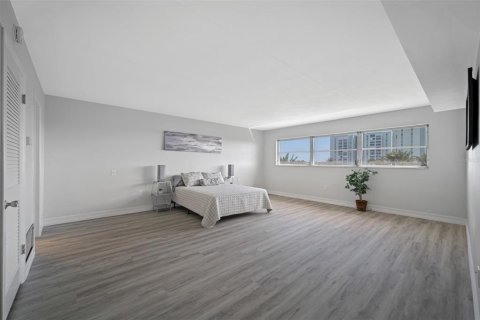 Condo in Saint Pete Beach, Florida, 2 bedrooms  № 2215357 - photo 23