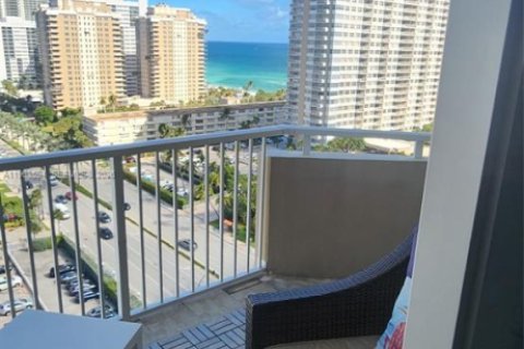 Condominio en venta en Hallandale Beach, Florida, 1 dormitorio, 80.82 m2 № 2030331 - foto 7
