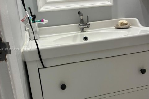 Condominio en venta en Hallandale Beach, Florida, 1 dormitorio, 80.82 m2 № 2030331 - foto 19