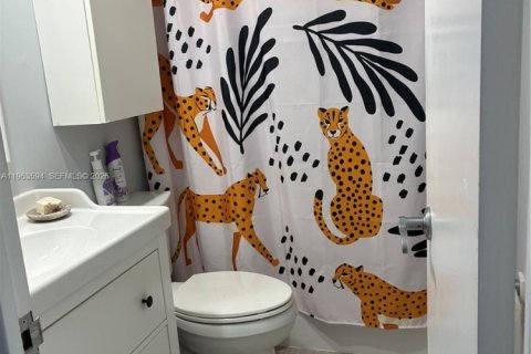 Condominio en venta en Hallandale Beach, Florida, 1 dormitorio, 80.82 m2 № 2030331 - foto 18