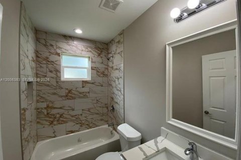 Propiedad comercial en venta en Lehigh Acres, Florida № 2069691 - foto 4