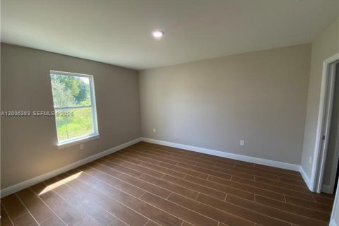 Propiedad comercial en venta en Lehigh Acres, Florida № 2069691 - foto 3