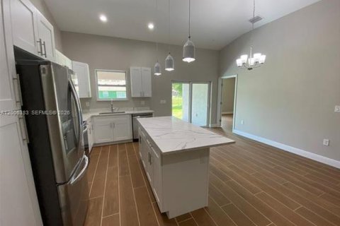 Propiedad comercial en venta en Lehigh Acres, Florida № 2069691 - foto 2