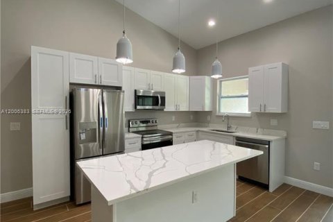 Propiedad comercial en Lehigh Acres, Florida № 2069691