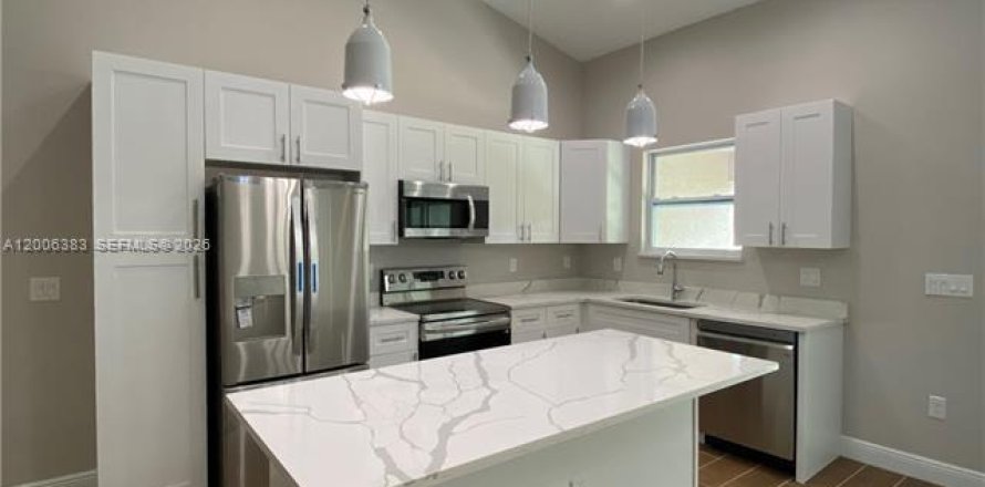 Propiedad comercial en Lehigh Acres, Florida № 2069691