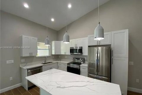 Propiedad comercial en venta en Lehigh Acres, Florida № 2069691 - foto 7