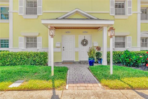 Townhouse in Saint Petersburg, Florida 2 bedrooms, 106.37 sq.m. № 1870289 - photo 1