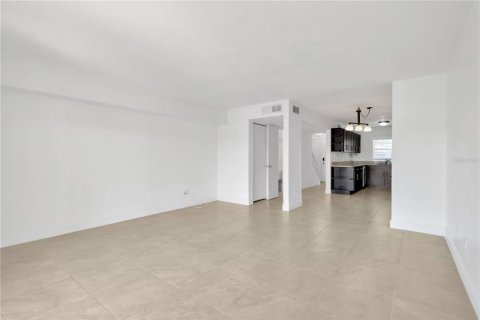 Townhouse in Saint Petersburg, Florida 2 bedrooms, 106.37 sq.m. № 1870289 - photo 9