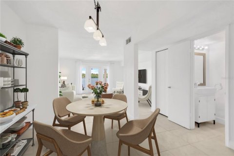 Townhouse in Saint Petersburg, Florida 2 bedrooms, 106.37 sq.m. № 1870289 - photo 10