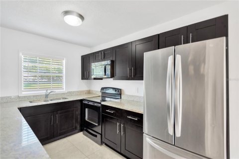 Townhouse in Saint Petersburg, Florida 2 bedrooms, 106.37 sq.m. № 1870289 - photo 15
