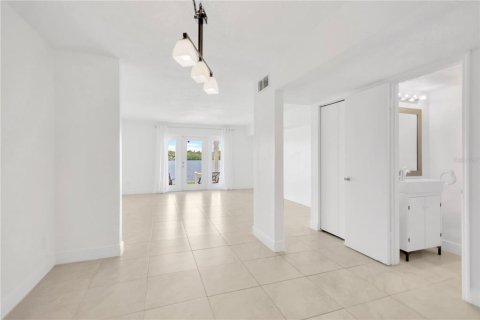 Townhouse in Saint Petersburg, Florida 2 bedrooms, 106.37 sq.m. № 1870289 - photo 11