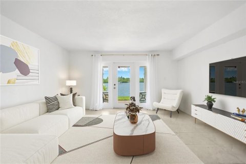 Townhouse in Saint Petersburg, Florida 2 bedrooms, 106.37 sq.m. № 1870289 - photo 2
