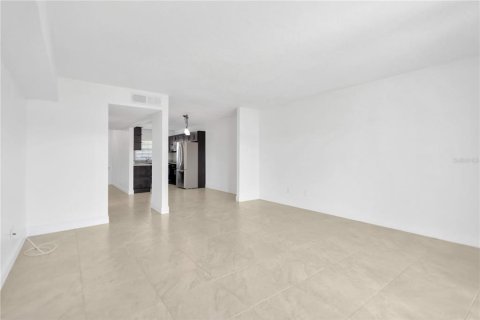 Townhouse in Saint Petersburg, Florida 2 bedrooms, 106.37 sq.m. № 1870289 - photo 7