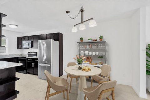 Townhouse in Saint Petersburg, Florida 2 bedrooms, 106.37 sq.m. № 1870289 - photo 12