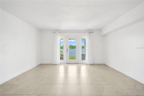 Townhouse in Saint Petersburg, Florida 2 bedrooms, 106.37 sq.m. № 1870289 - photo 3