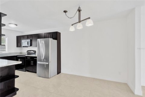 Townhouse in Saint Petersburg, Florida 2 bedrooms, 106.37 sq.m. № 1870289 - photo 13
