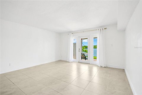 Townhouse in Saint Petersburg, Florida 2 bedrooms, 106.37 sq.m. № 1870289 - photo 5