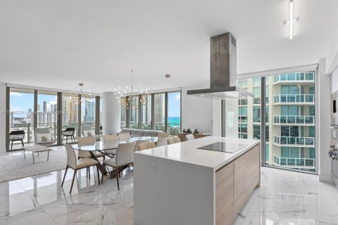 Кондоминиум с 3 спальнями в Санни-Айлс-Бич, Флорида № 2017652