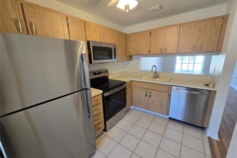 Villa ou maison à louer à New Port Richey, Floride: 2 chambres, 82.5 m2 № 2383915 - photo 9
