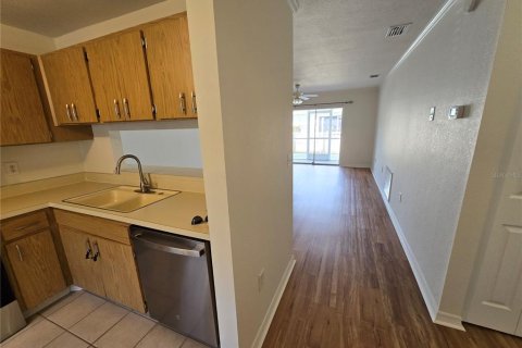 Villa ou maison à louer à New Port Richey, Floride: 2 chambres, 82.5 m2 № 2383915 - photo 3