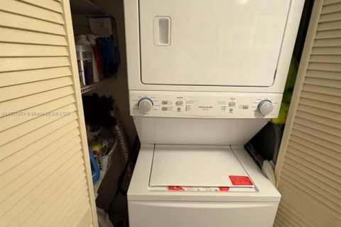 Купить кондоминиум в Майами, Флорида 3 спальни, 116.13м2, № 1309424 - фото 17